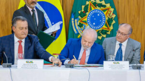 Leia mais sobre o artigo Ao assinar decreto do saneamento, Lula pede ‘voto de confiança’ a  empresas públicas