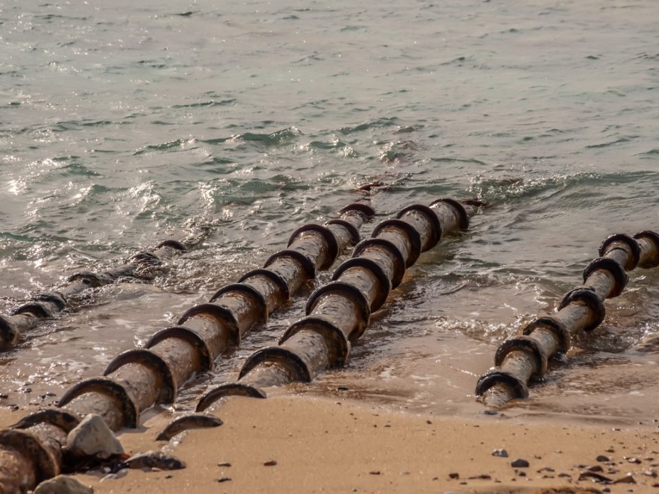 Esgoto no mar: prejuízo à saúde humana e biodiversidade marinha, além de prejudicar o turismo
