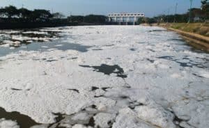Lançamento criminoso causou espuma no Rio Guandu, diz Inea