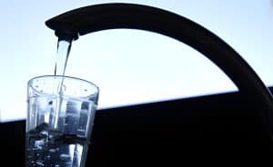 Leia mais sobre o artigo Microcontaminantes orgânicos na água de abastecimento em meio à atual catástrofe climática