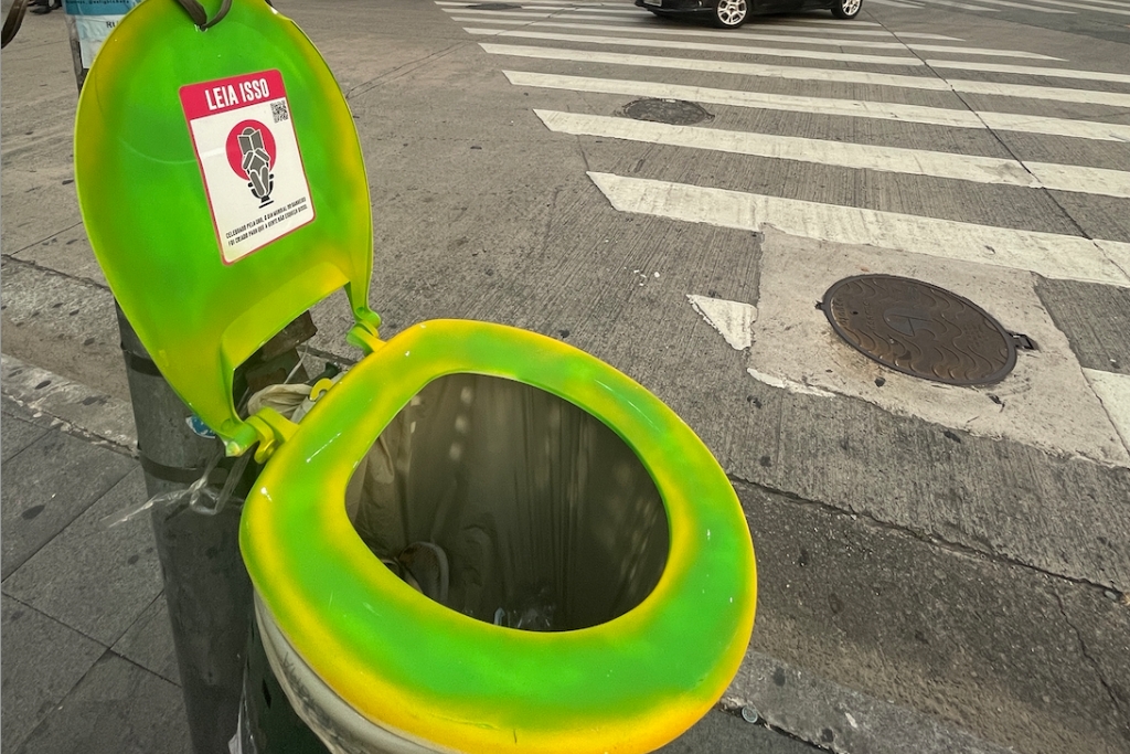 Tampa de privada instalada pelo artista Mundano em São Paulo, em 2023