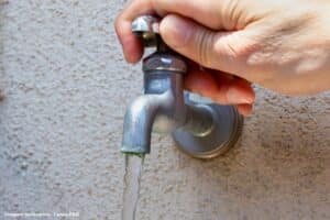 Brasil avança no acesso à água, mas saneamento atende só 59,9% da população